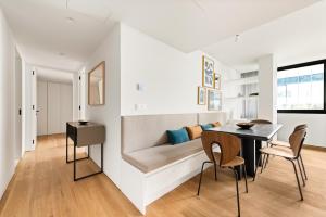 uma sala de estar com um sofá e uma mesa em Mirabilis Apartments - LX Living em Lisboa
