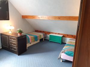 1 Schlafzimmer mit 2 Betten, einem Schreibtisch und einem Tisch in der Unterkunft le petit chemin in Bougival