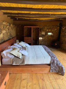 una camera con un letto in un edificio in pietra di Hotel Rokas de Suesca a Suesca
