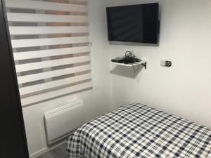Postel nebo postele na pokoji v ubytování Chambre lit une personne, espaces partagés, 10km de Paris, 2km du métro