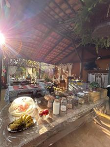 una mesa con comida en una tienda en Villa Madeira, en Alto Paraíso de Goiás