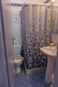 y baño con ducha, aseo y lavamanos. en Soula Rooms Tinos, en Tinos