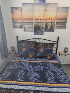 - une chambre avec un lit orné de 4 peintures murales dans l'établissement Superbe appartement pour deux avec jacuzzi, à Vias