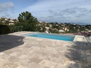 einen Pool mit Stadtblick in der Unterkunft Villa 8 pers Aux Issambres Vue Mer & Piscine Non chauffée in Roquebrune-sur-Argens