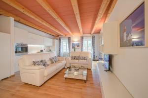 ein Wohnzimmer mit einem Sofa und einem Tisch in der Unterkunft Concordia Apartment Laveno - Happy Rentals in Laveno