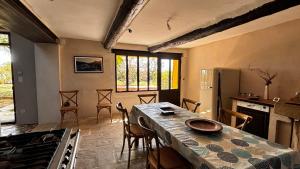 Μια τηλεόραση ή/και κέντρο ψυχαγωγίας στο Le Mas de Bonnety - Magnifique mas 12 personnes au Pied du Mont Ventoux