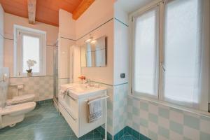 Ένα μπάνιο στο Concordia Apartment Laveno - Happy Rentals