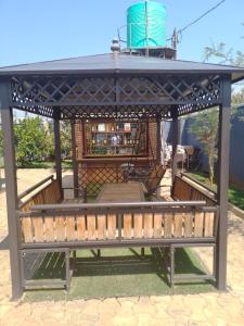 Mumbwa的住宿－ALIJAY APARTMENTS，凉亭,带屋顶和长凳