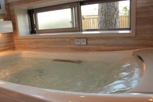 baño con bañera y ventana en Rental villa Saya - Vacation STAY 85439v en Chigasaki