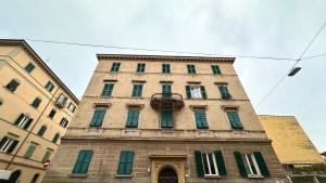 a tall building with green shutters and a balcony at A34 - Ancona, delizioso bilocale in centro in Ancona +4 photos