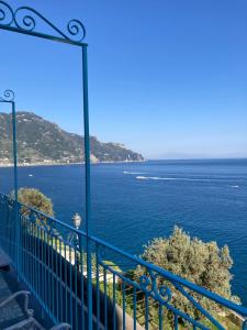 balkon z widokiem na ocean w obiekcie Casa Gargano Ravello Amalfi Coast w Amalfi