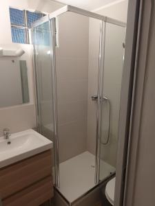 une salle de bain avec douche et lavabo dans l'établissement Studios à 50 m des plages du Mourillon, à Toulon
