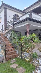 una casa con una escalera delante de ella en Mandeville Chateau, en Mandeville
