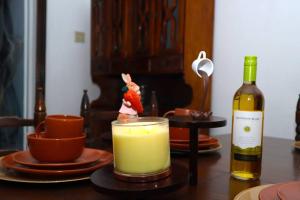 una botella de vino y una vela sobre una mesa en Mandeville Chateau, en Mandeville