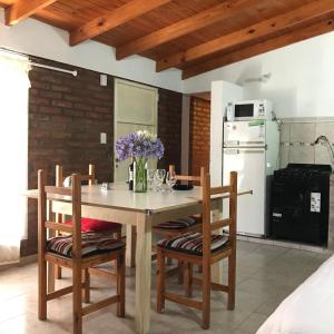 una cocina con mesa y sillas con flores. en ms.propiedadesviedma en Viedma