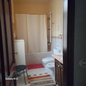 La salle de bains est pourvue de toilettes, d'un lavabo et d'une douche. dans l'établissement villart, à Carbonara Scrivia