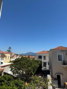 een uitzicht vanaf het dak van een gebouw bij Blue Sardines in Pythagoreio