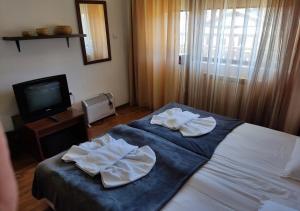 een hotelkamer met een bed met handdoeken erop bij Family 2 bed Apartment in Bansko in Bansko
