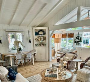 ein Wohnzimmer mit Tisch und Stühlen in der Unterkunft Balboa Island Beach Cottage in Newport Beach