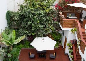 Lima 18 Boutique في ليما: اطلالة علوية على حديقة بها نباتات ومظلة