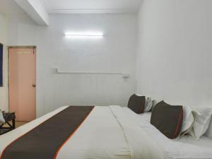 - une chambre avec un grand lit dans l'établissement Collection O Goa Savera Holiday Homes, à Nerul
