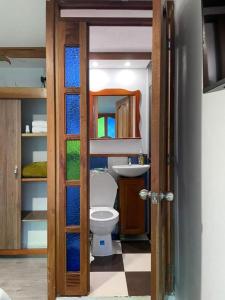 uma casa de banho com um WC e um lavatório em Habitación La Amelia em Jericó