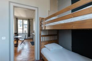 Un dormitorio con una litera y un escritorio. en Appartements Du Clos Vorin, en Honfleur