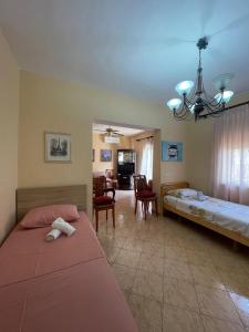 地拉那的住宿－Guesthouse NEO，一间带两张床的卧室和一间客厅