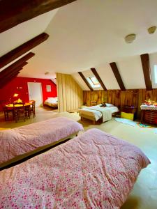 a bedroom with two beds and a table in it at Gîte Béthel in Lachamp-Raphaël