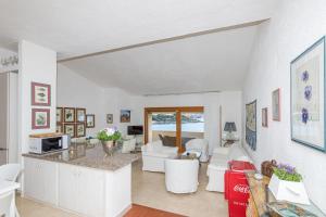 ゴルフォ・アランチにあるVilla Oleandri 50m From Seashore - Happy Rentalsのリビングルーム(白い家具付)、キッチン