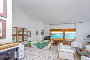 ゴルフォ・アランチにあるVilla Oleandri 50m From Seashore - Happy Rentalsの海の景色を望むリビングルーム