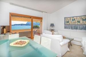 ゴルフォ・アランチにあるVilla Oleandri 50m From Seashore - Happy Rentalsのリビングルーム(ピザ付きのテーブル付)