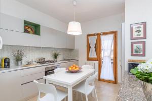 Η κουζίνα ή μικρή κουζίνα στο Villa Oleandri 50m From Seashore - Happy Rentals