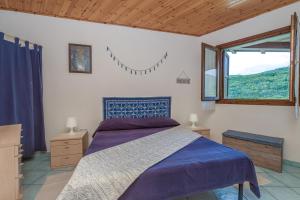 A bed or beds in a room at Blue&Green House With Shared Pool - Happy Rentals