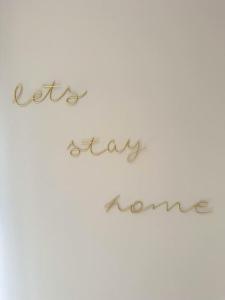 una señal con la palabra "excelencia" escrita en letra cursiva en Luxury 3 Bedroom House With FREE Parking en Dinnington