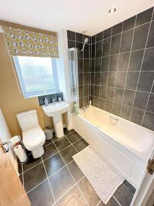 ein Badezimmer mit Badewanne, Toilette und Waschbecken in der Unterkunft Luxury 3 Bedroom House With FREE Parking in Dinnington + 26 Fotos
