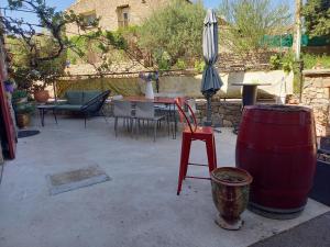 Patio nebo venkovní prostory v ubytování Un nid entre vignes et pierres "Pic St Loup" Claret