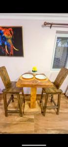 ダル・エス・サラームにあるSTUDIO 4の木製テーブル、椅子2脚(皿付)