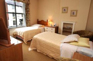 
A bed or beds in a room at Abbey Court Guest House

