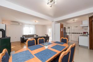 Kuchyňa alebo kuchynka v ubytovaní Family Friendly Pool House Ana - Happy Rentals + 33 fotografií