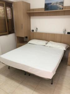 ペスキチにあるResidence AlaMarinaの白い大型ベッド1台