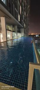 a swimming pool in the middle of a building at night at 中央车站附近的帮松丽景28.887/D in Bang Su
