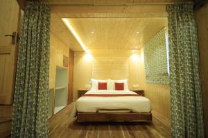 Rúm í herbergi á Amrit Van Resort