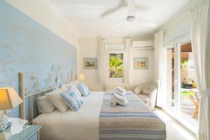 sypialnia z łóżkiem z niebieską ścianą w obiekcie Villa Bonita CostaBlancaDreams w mieście Pedramala