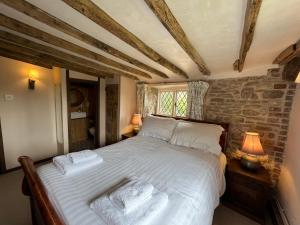 ein Schlafzimmer mit einem Bett mit zwei Handtüchern darauf in der Unterkunft Strand House in Winchelsea