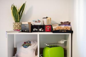 Mari Urbani في لا سبيتسيا: رف عليه حقيبة خضراء