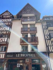 ein großes Gebäude mit einem Hotel in der Unterkunft Le Trophée By M Hôtel Spa in Deauville