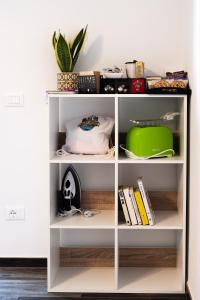 Mari Urbani في لا سبيتسيا: رف للكتب البيضاء