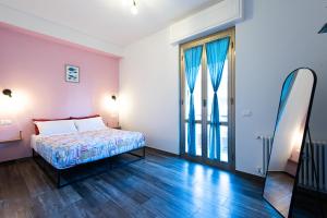 Mari Urbani في لا سبيتسيا: غرفة نوم بها سرير ونافذة كبيرة +28 صورة