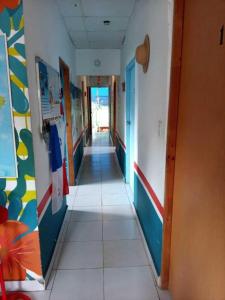 un couloir dans une école avec un hallwayngth dans l'établissement Taca Tucan, à Cruce del Farallón